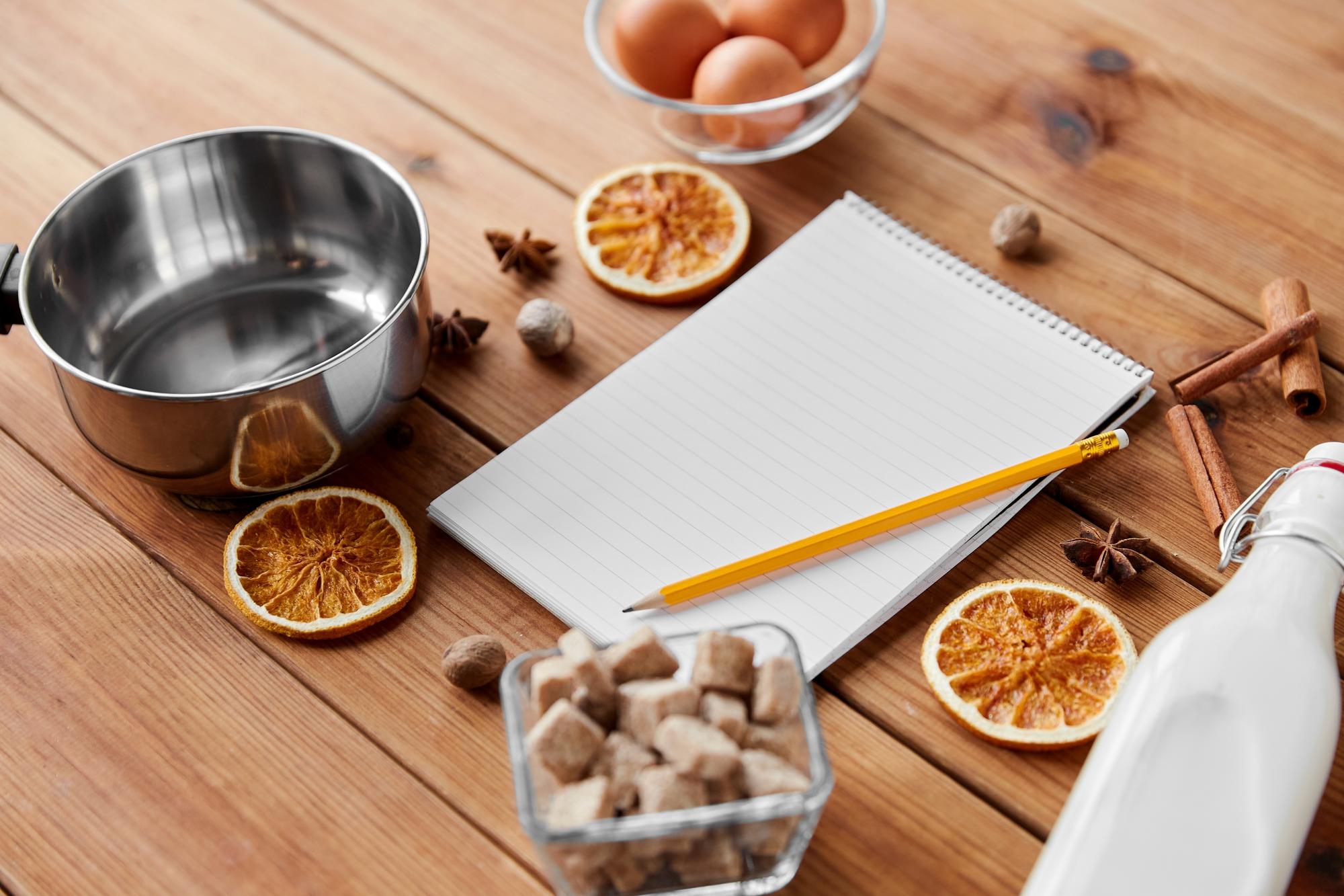 Angolo cucina con utensili e taccuino di ricette